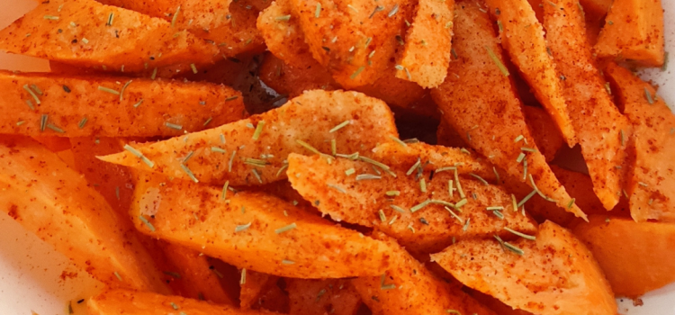 un piatto di patate dolci al forno